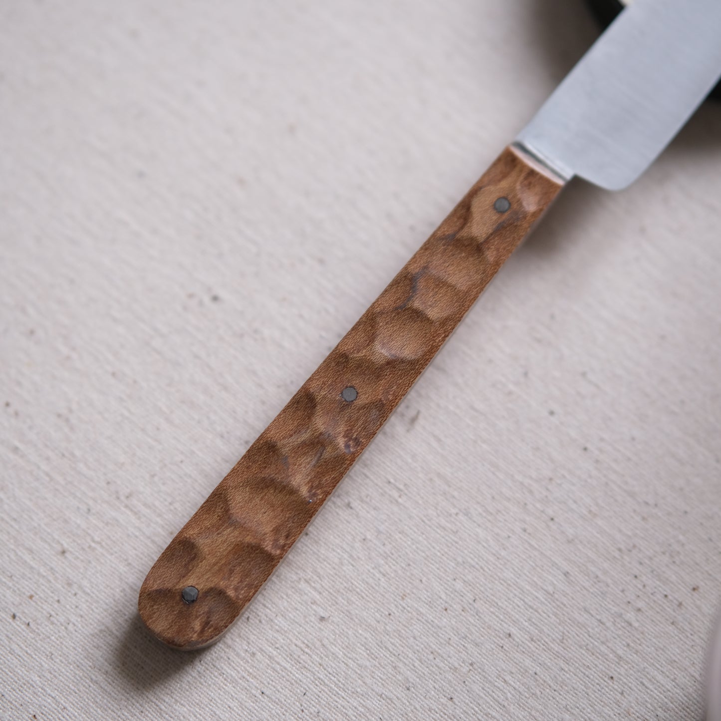 BOTO • COUTEAU À BEURRE PLATANE TEXTURÉ