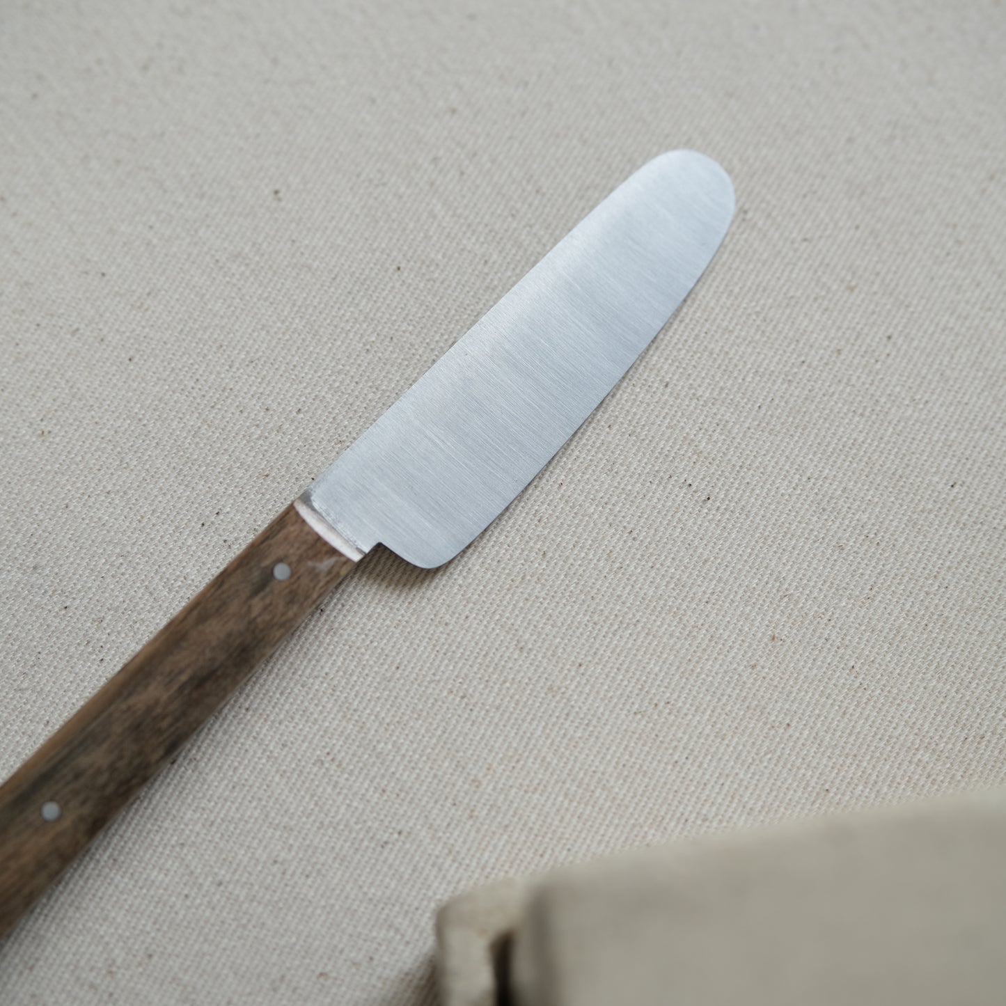 BOTO • COUTEAU À BEURRE NOYER
