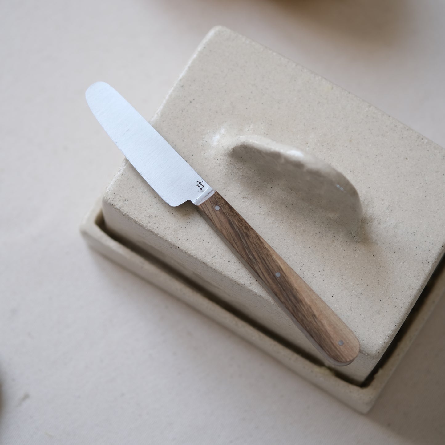 BOTO • COUTEAU À BEURRE NOYER