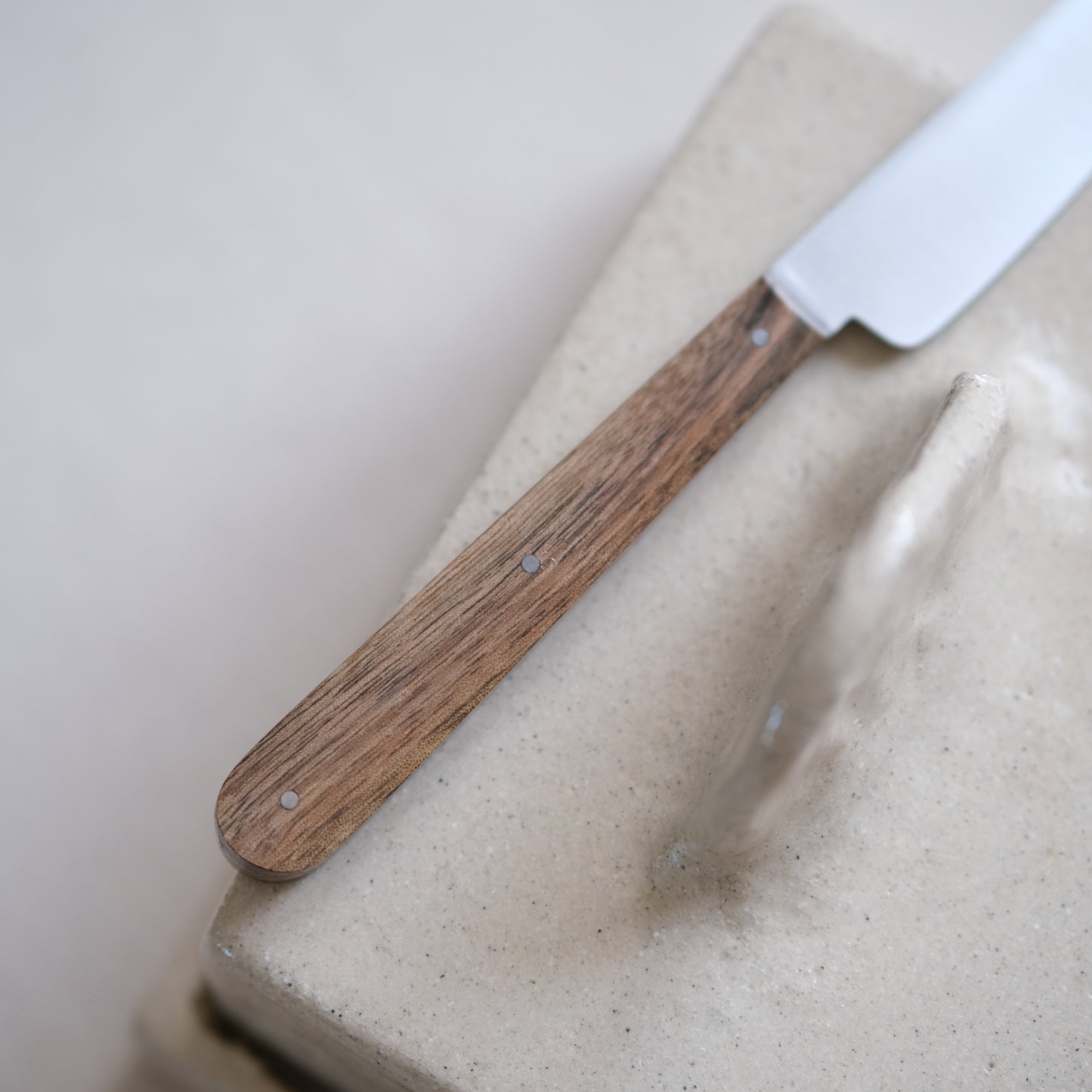 BOTO • COUTEAU À BEURRE NOYER