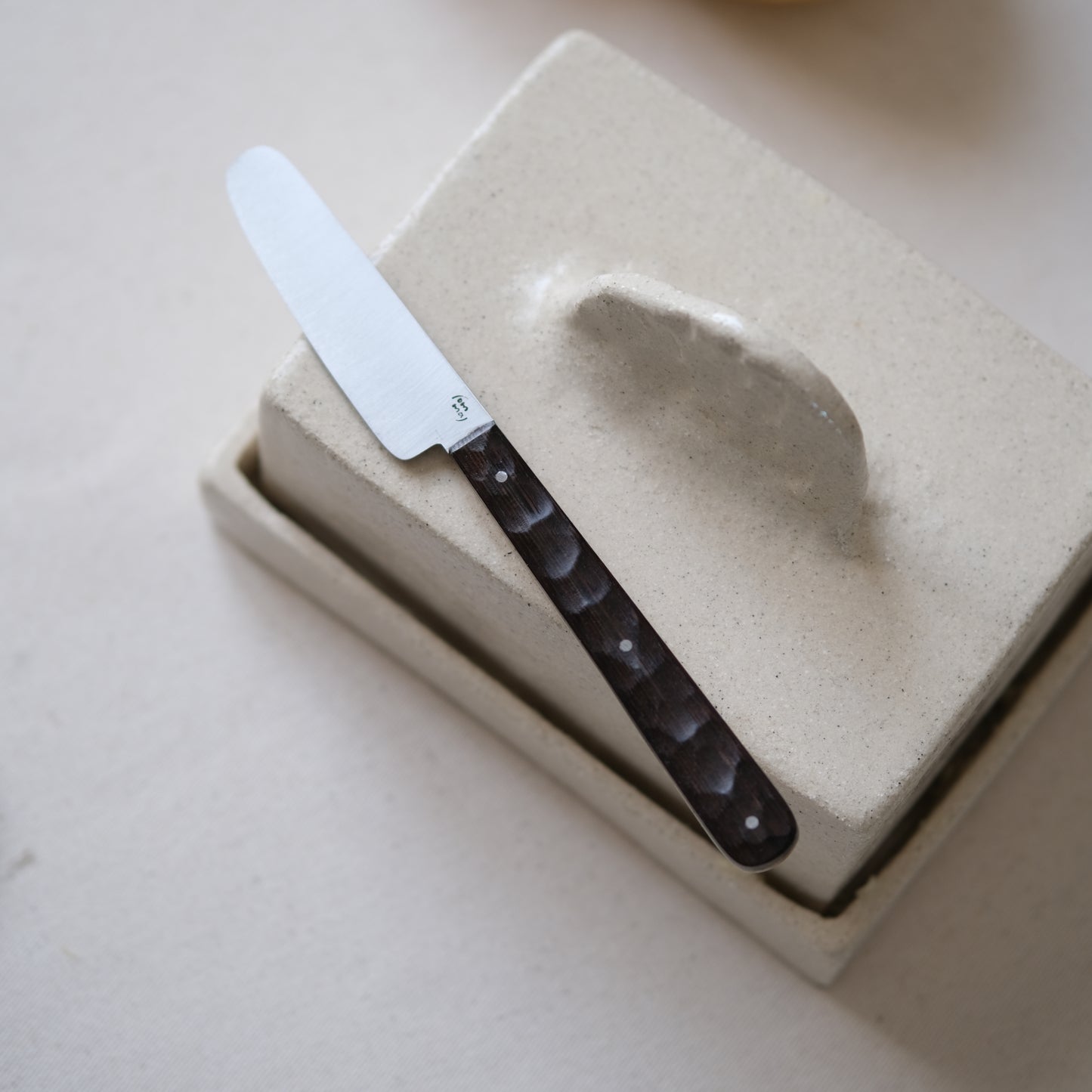 BOTO • COUTEAU À BEURRE PLAT WENGÉ & MARRONNIER TEXTURÉ