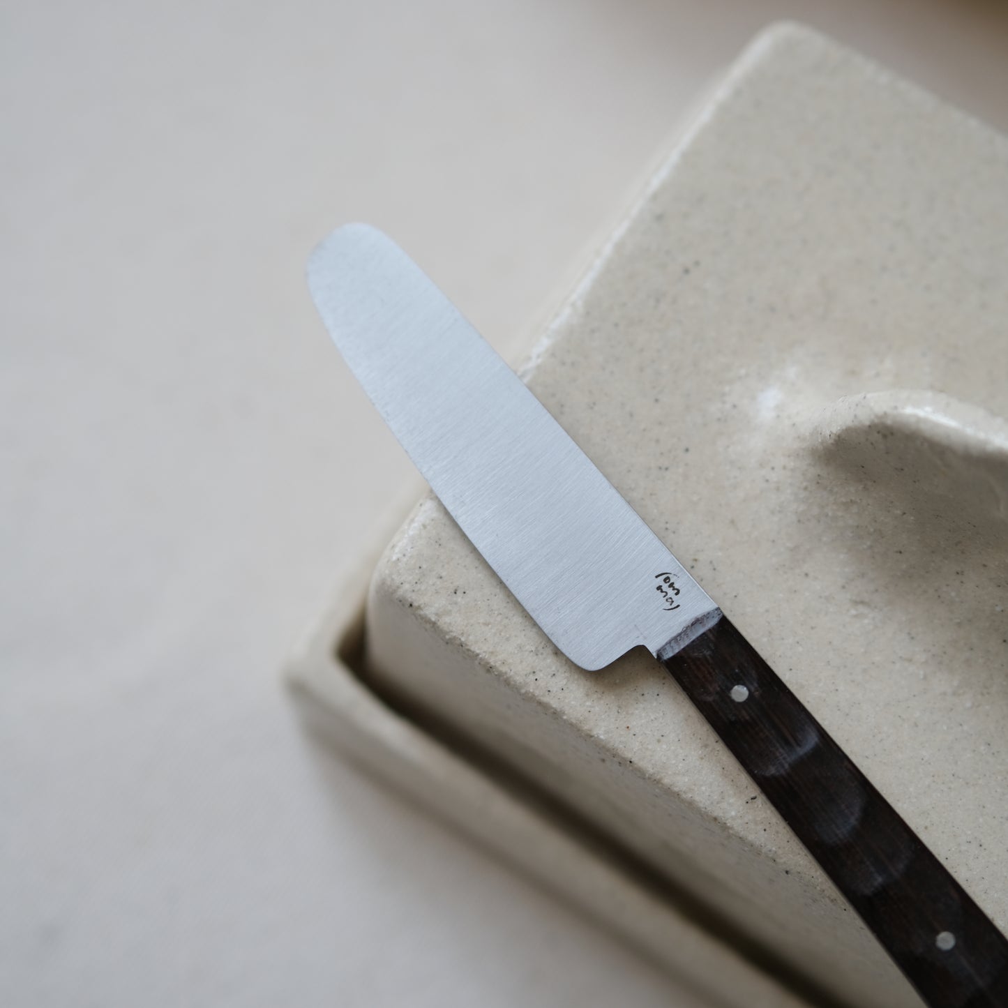 BOTO • COUTEAU À BEURRE PLAT WENGÉ & MARRONNIER TEXTURÉ