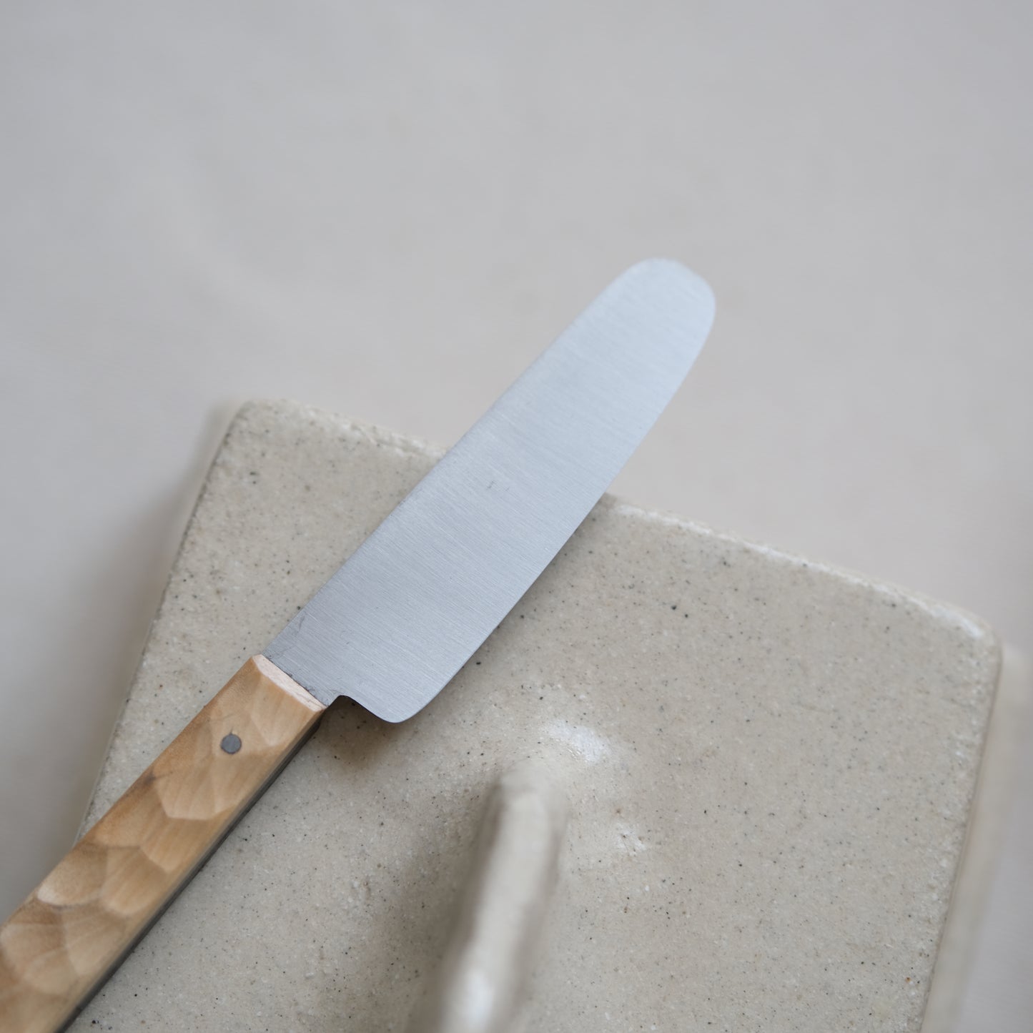 BOTO • COUTEAU À BEURRE PLAT WENGÉ & MARRONNIER TEXTURÉ