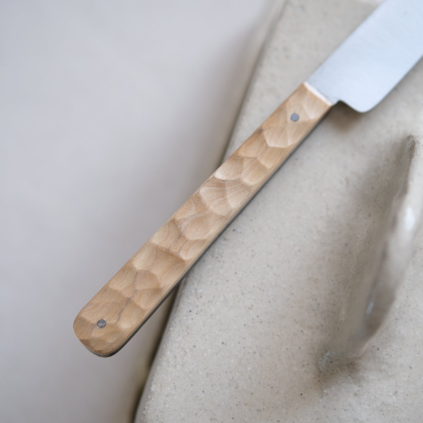 BOTO • COUTEAU À BEURRE PLAT WENGÉ & MARRONNIER TEXTURÉ