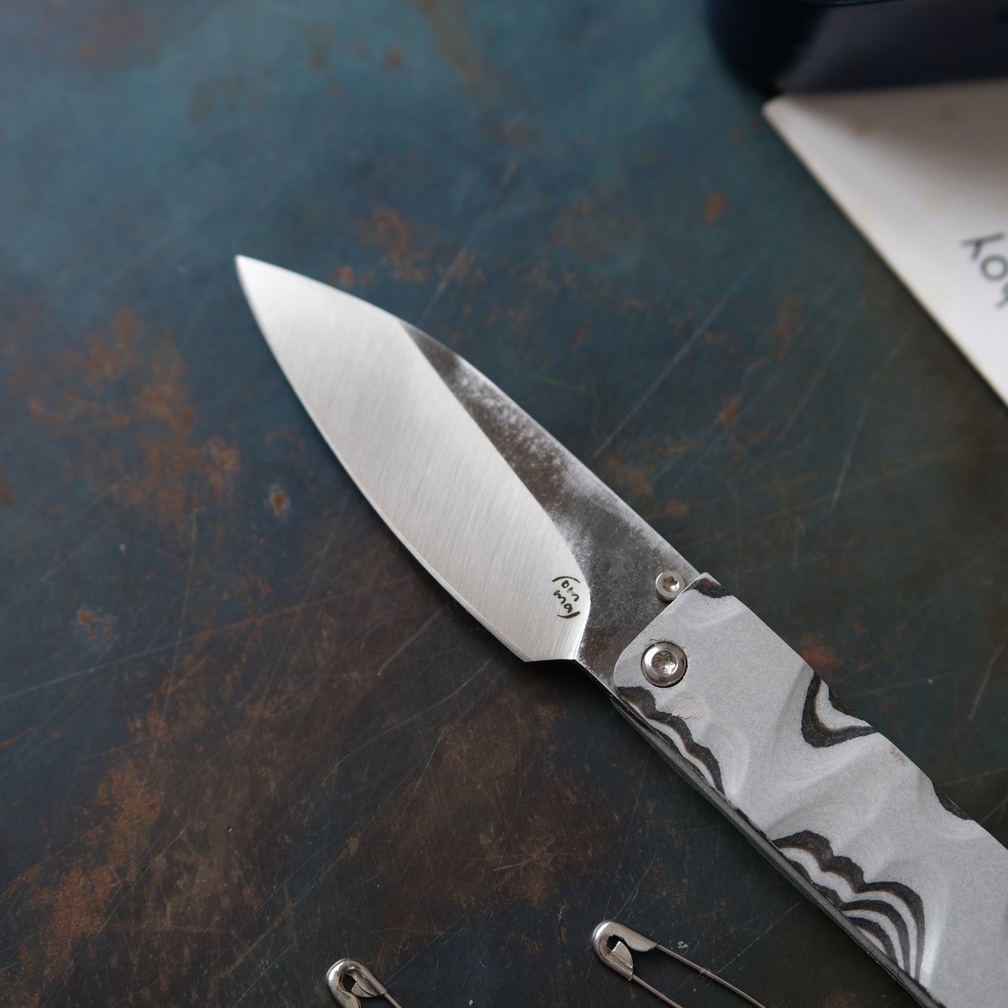 YOBO • COUTEAU PLIANT MARBRÉ GRIS