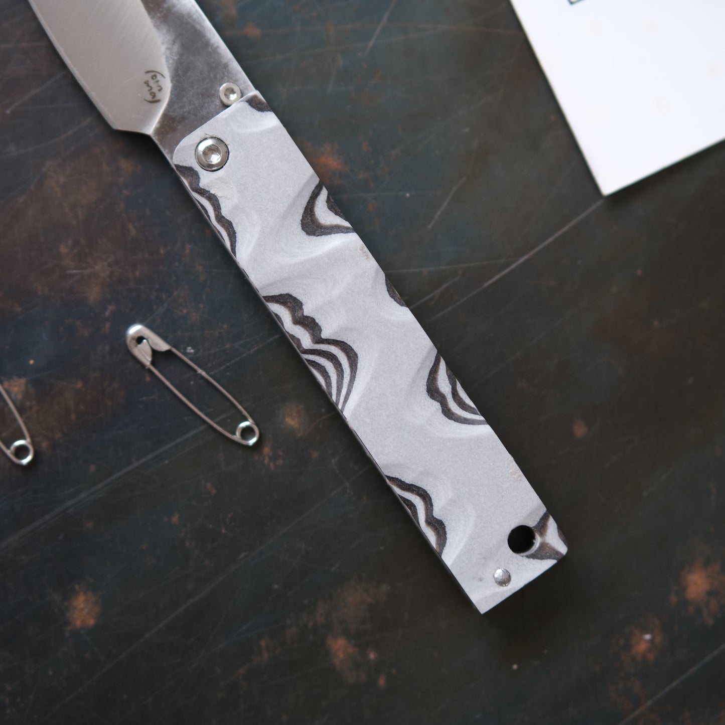 YOBO • COUTEAU PLIANT MARBRÉ GRIS