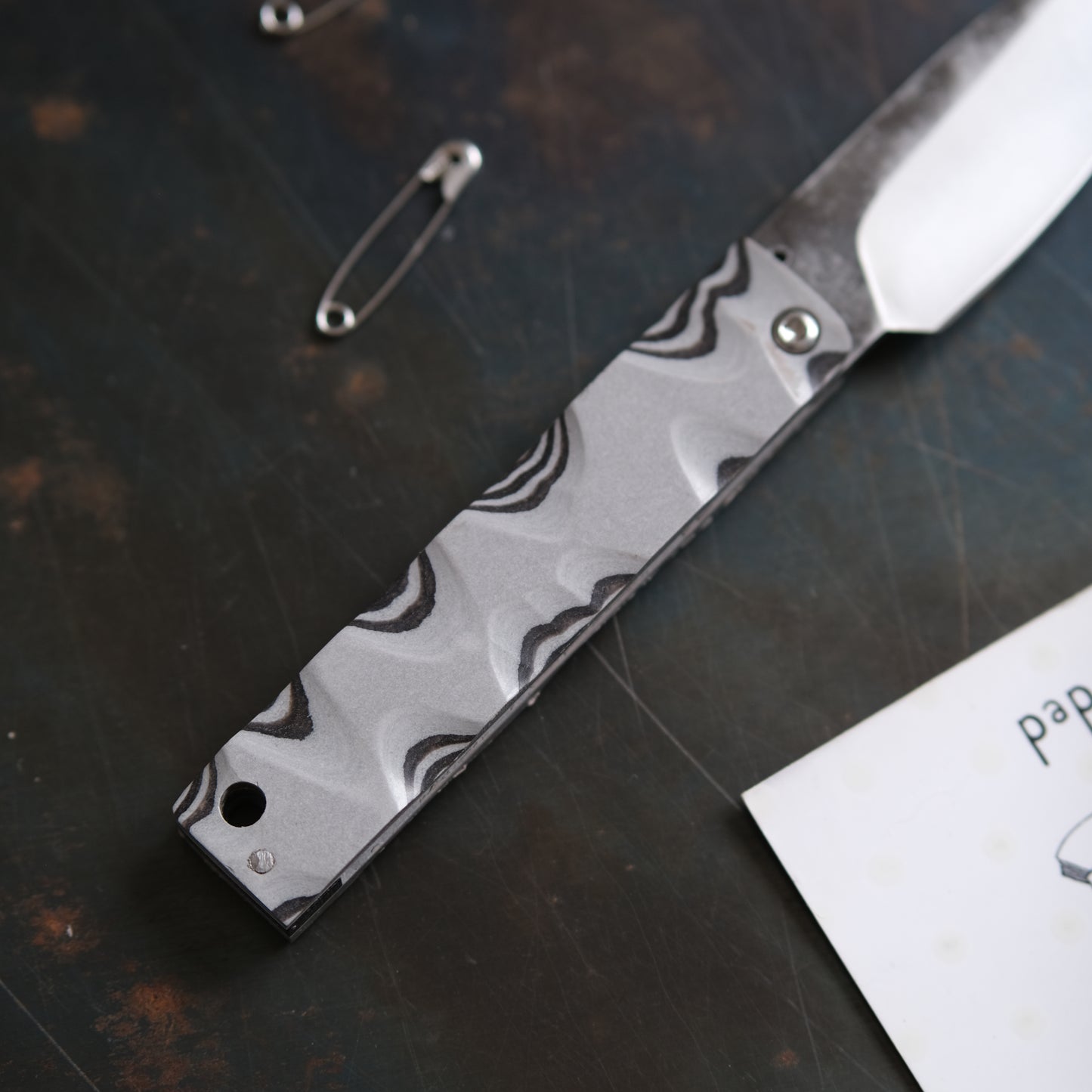 YOBO • COUTEAU PLIANT MARBRÉ GRIS