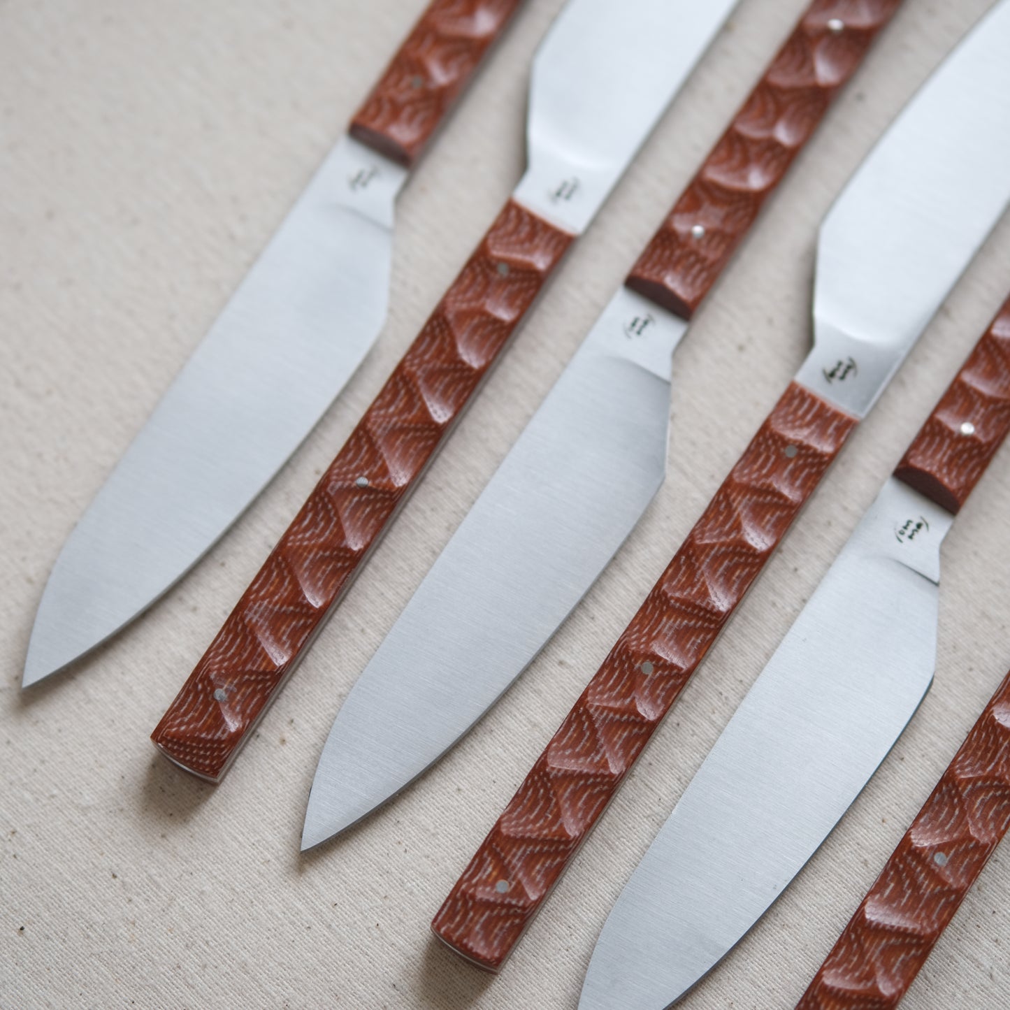 SIKSA • COFFRET DE COUTEAUX DE TABLE MICARTA BRUN TEXTURÉ
