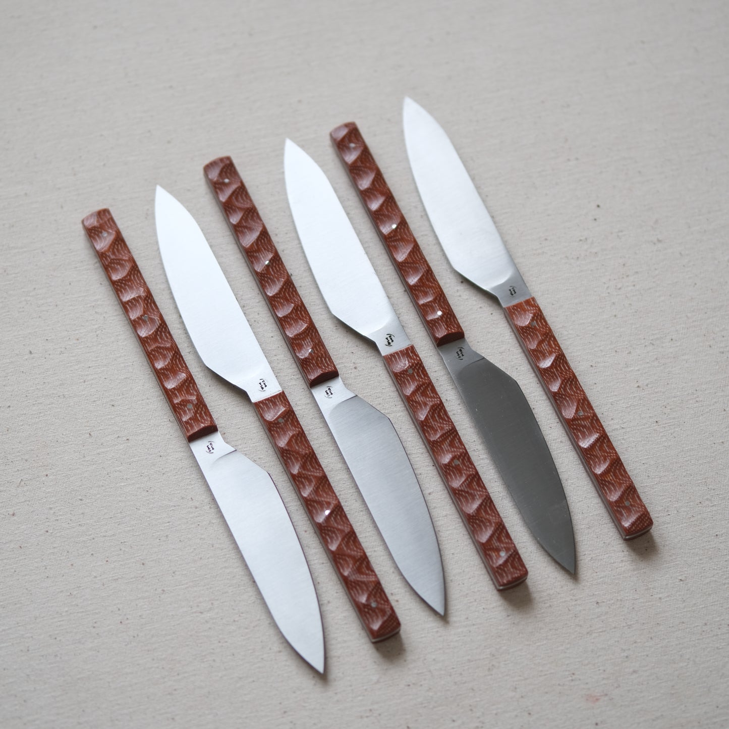 SIKSA • COFFRET DE COUTEAUX DE TABLE MICARTA BRUN TEXTURÉ