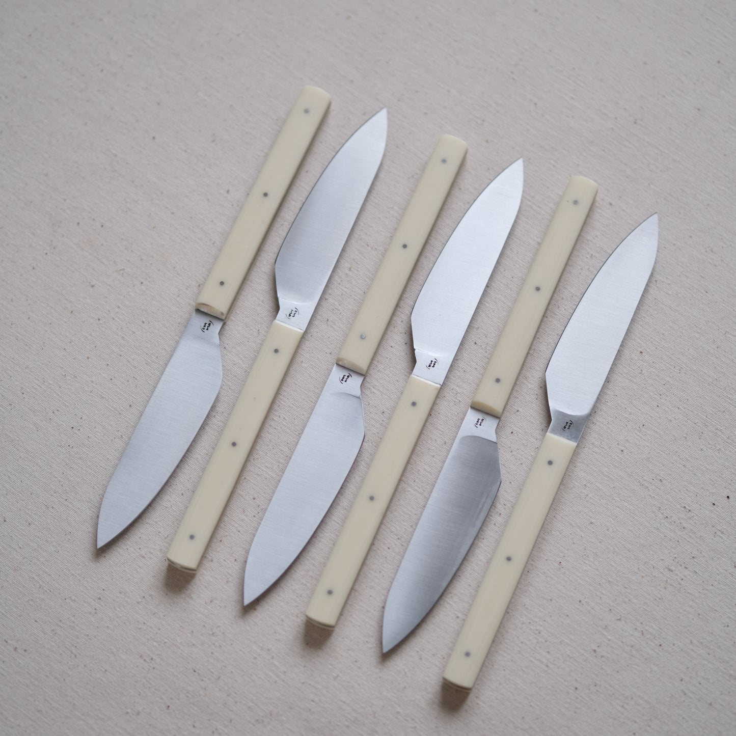 SIKSA • COFFRET DE COUTEAUX DE TABLE MICARTA CRÈME