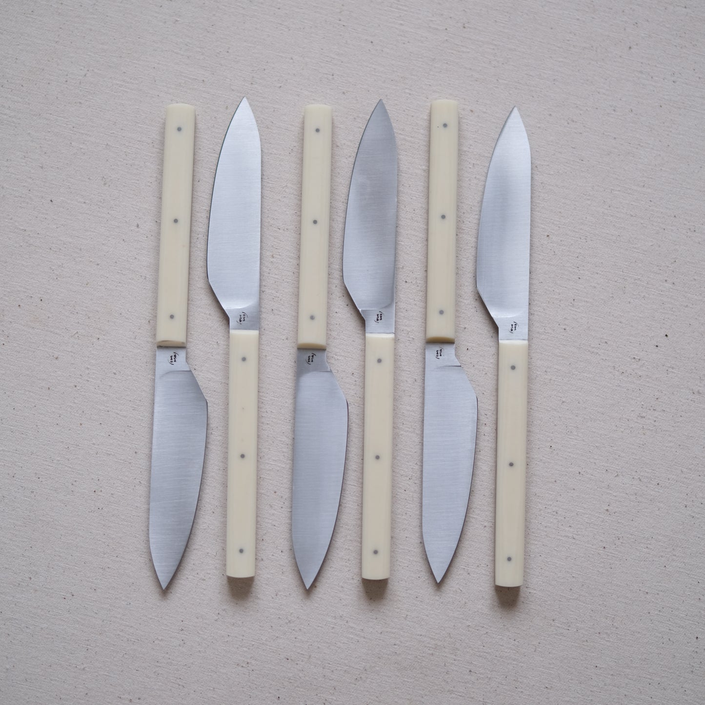 SIKSA • COFFRET DE COUTEAUX DE TABLE MICARTA CRÈME