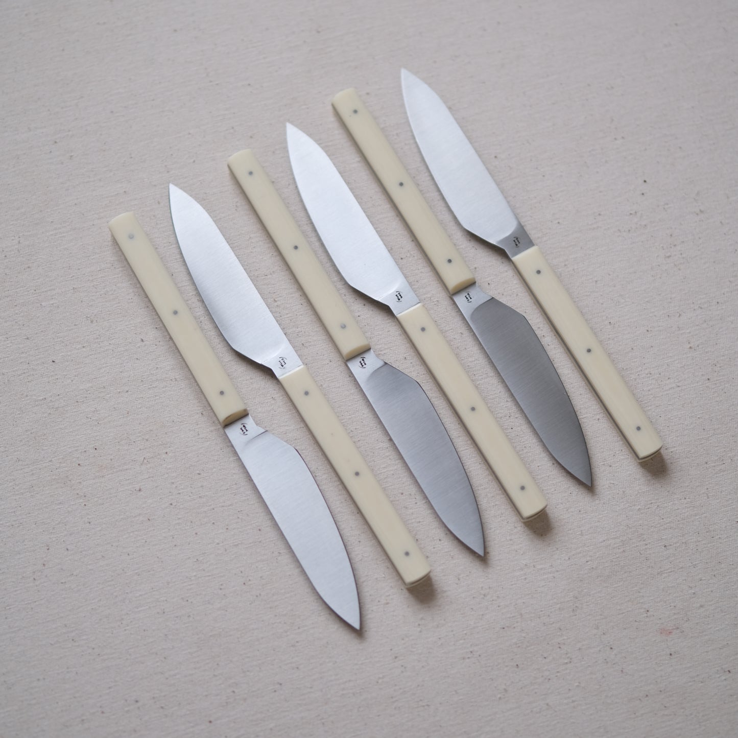 SIKSA • COFFRET DE COUTEAUX DE TABLE MICARTA CRÈME