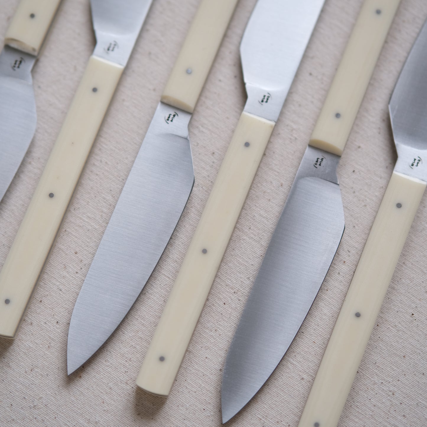 SIKSA • COFFRET DE COUTEAUX DE TABLE MICARTA CRÈME