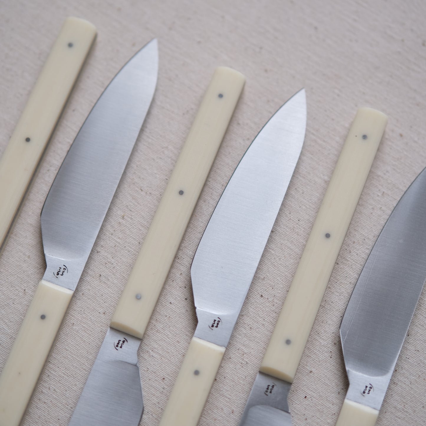 SIKSA • COFFRET DE COUTEAUX DE TABLE MICARTA CRÈME