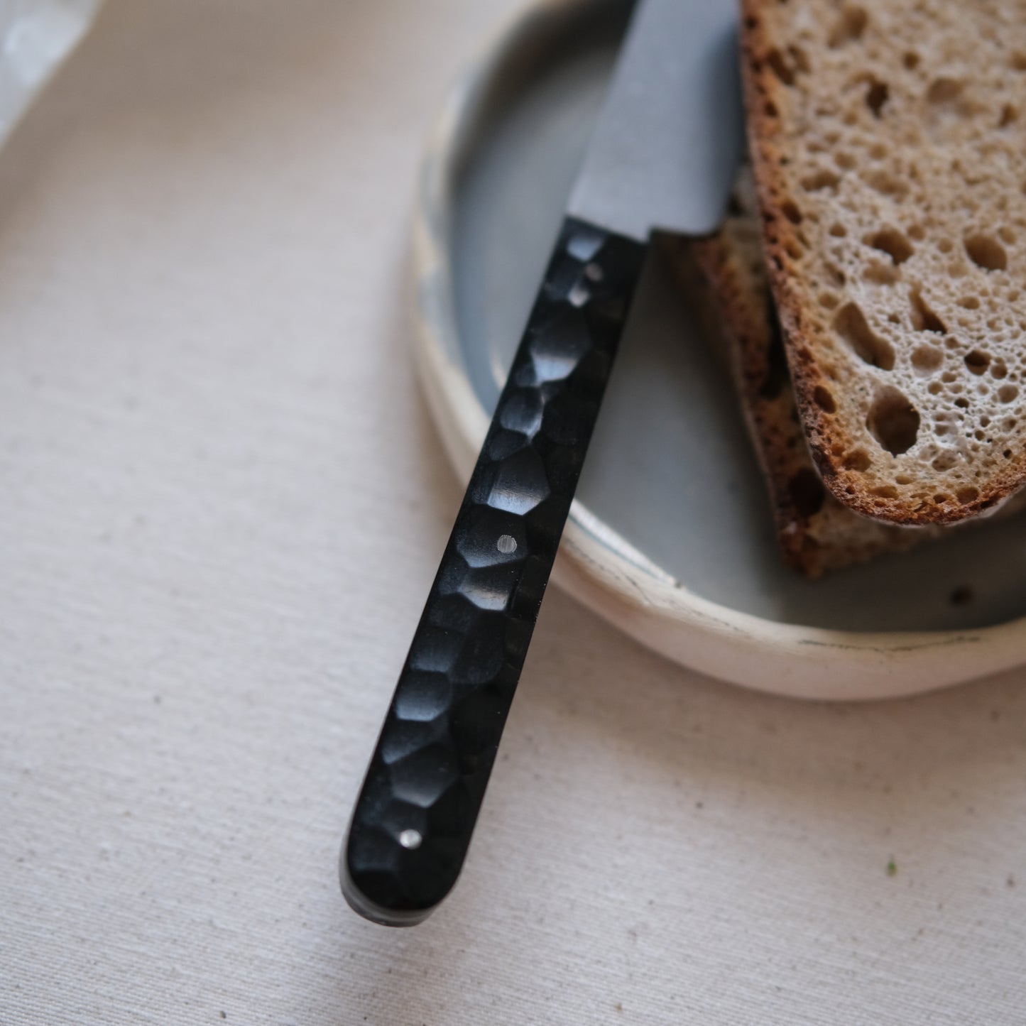 BOTO • COUTEAU À BEURRE ÉBÈNE TEXTURÉ SW