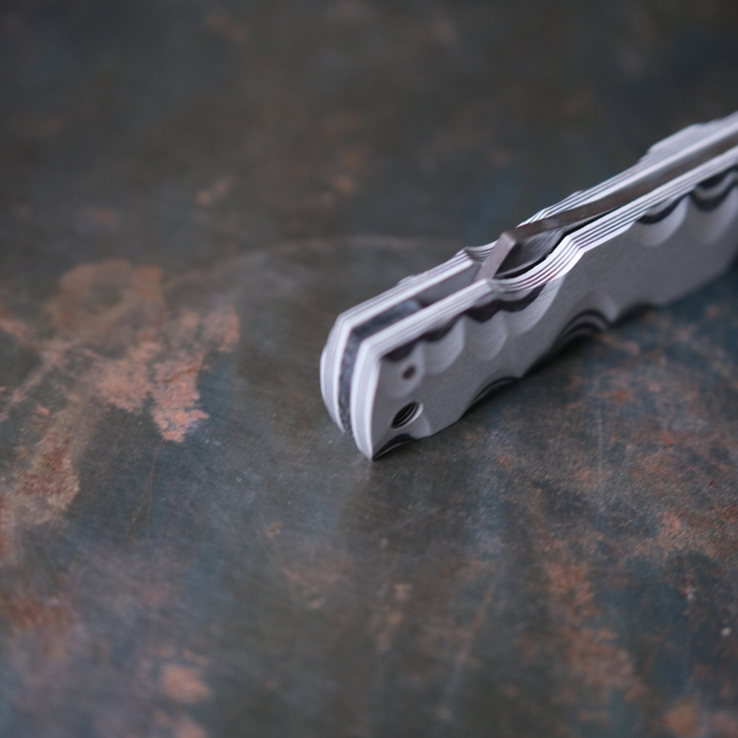 CHINGU • COUTEAU DE POCHE PAPIER GRIS