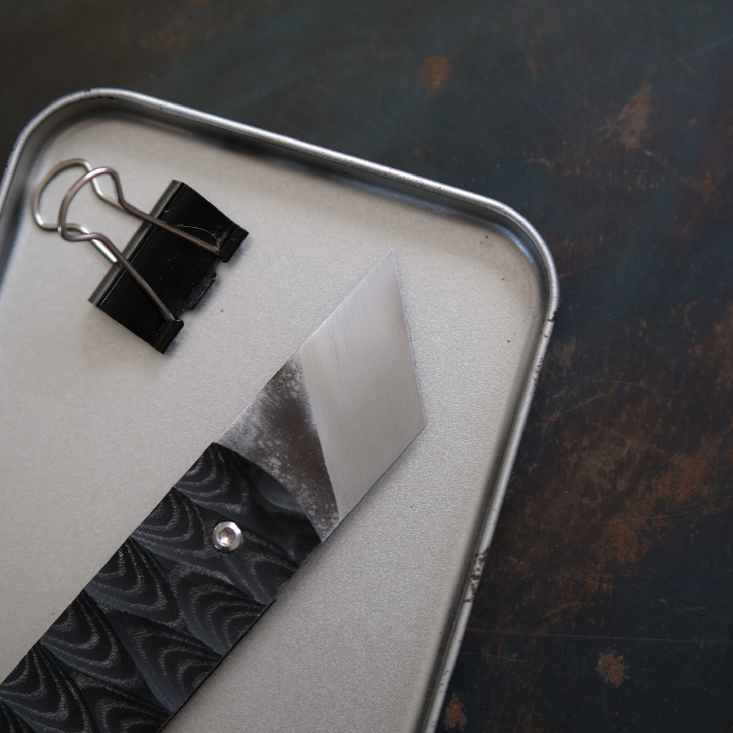 SUNBAE • CUTTER PLIANT NOIR MARBRÉ