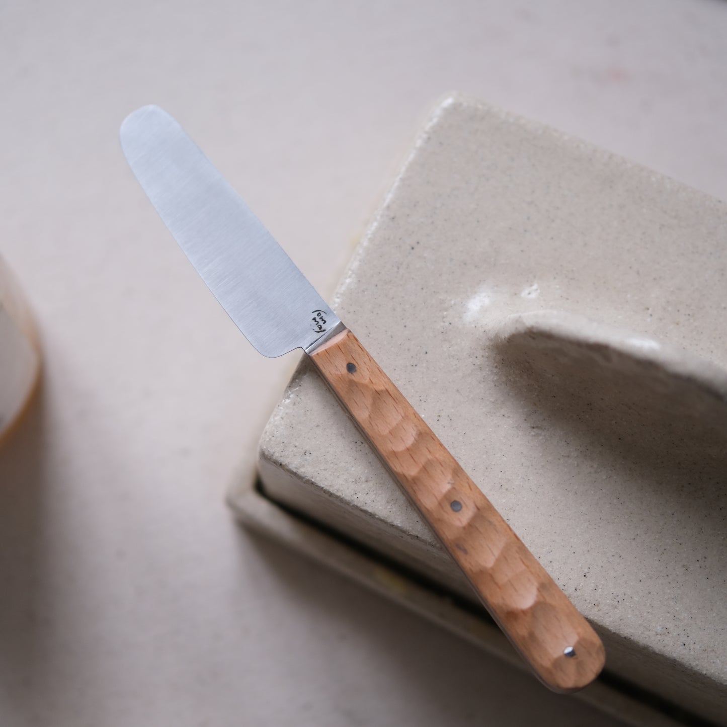 BOTO • COUTEAU À BEURRE HÊTRE TEXTURÉ