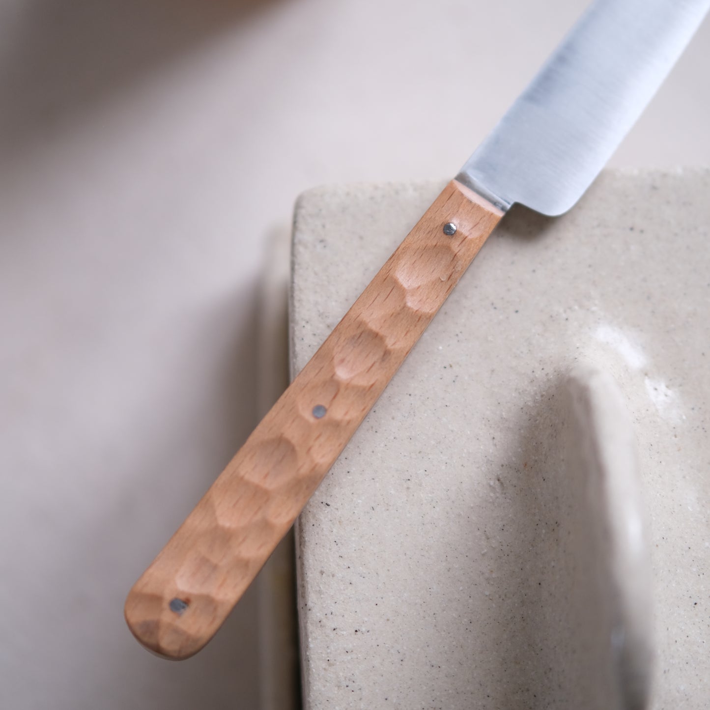 BOTO • COUTEAU À BEURRE HÊTRE TEXTURÉ