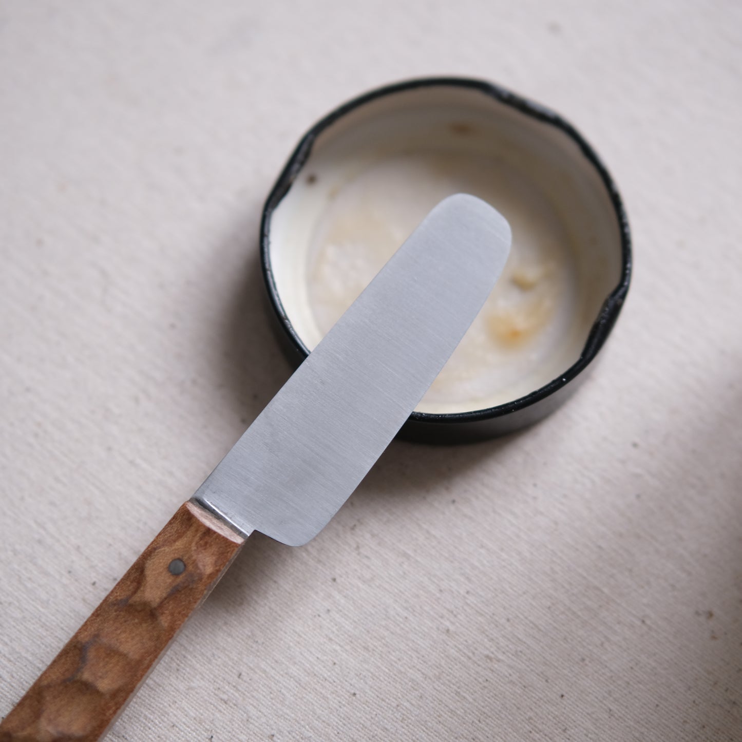 BOTO • COUTEAU À BEURRE PLATANE TEXTURÉ