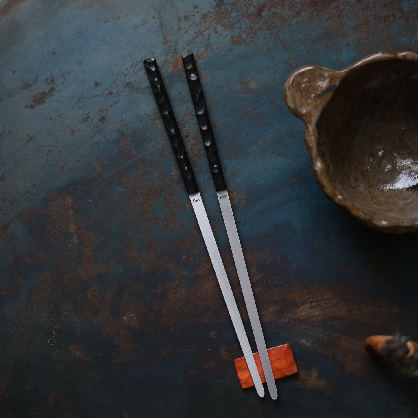 ONNI • BAGUETTES ÉBÈNE TEXTURÉ