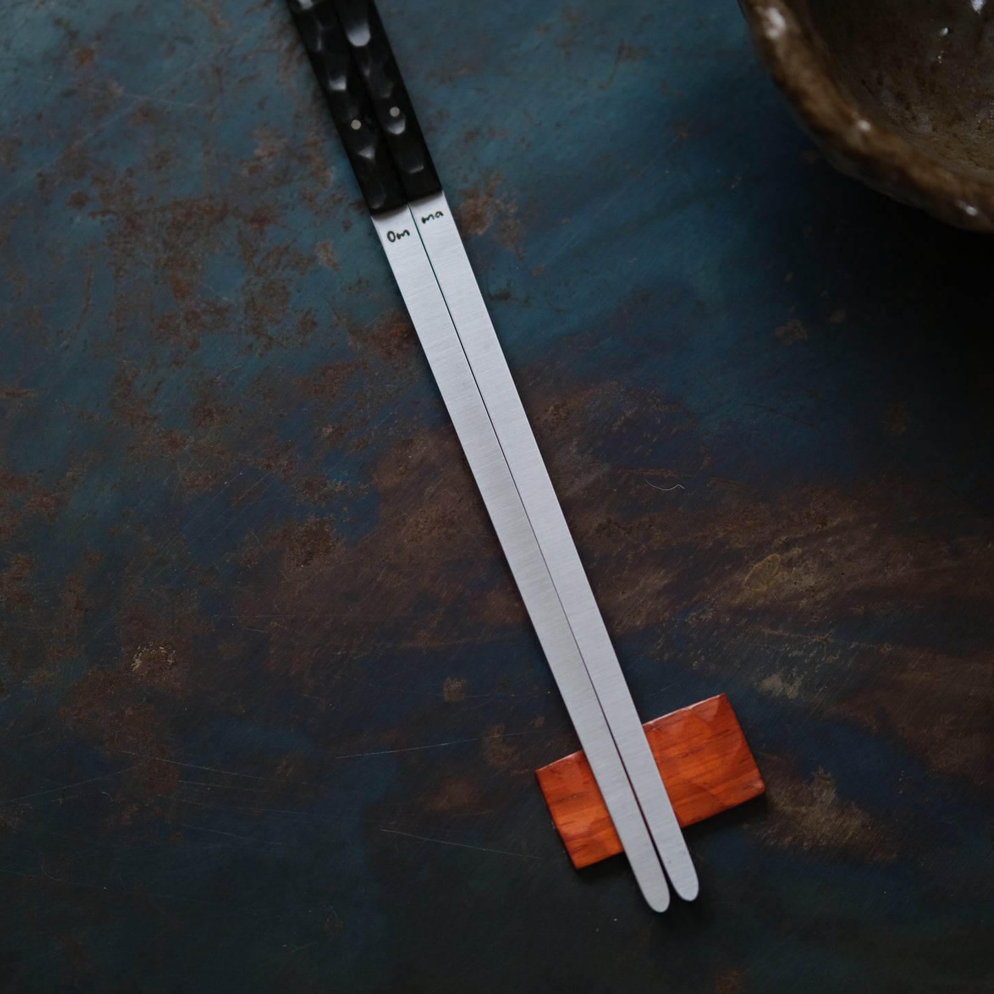 ONNI • BAGUETTES ÉBÈNE TEXTURÉ