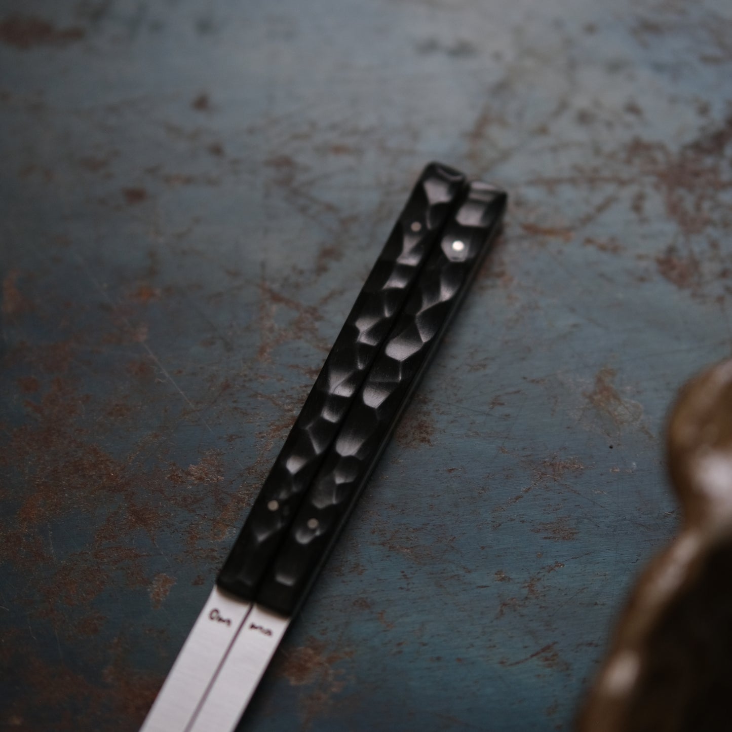 ONNI • BAGUETTES ÉBÈNE TEXTURÉ