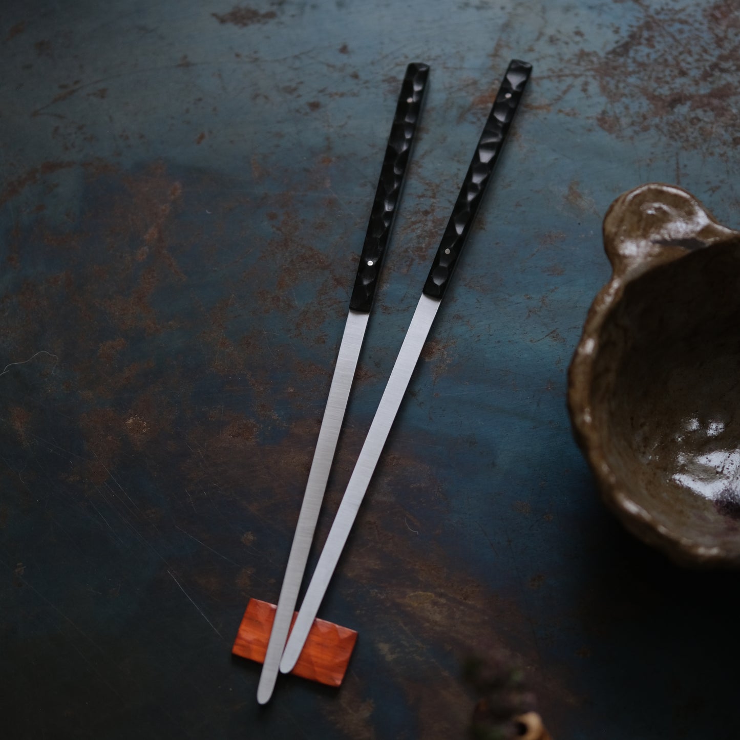 ONNI • BAGUETTES ÉBÈNE TEXTURÉ