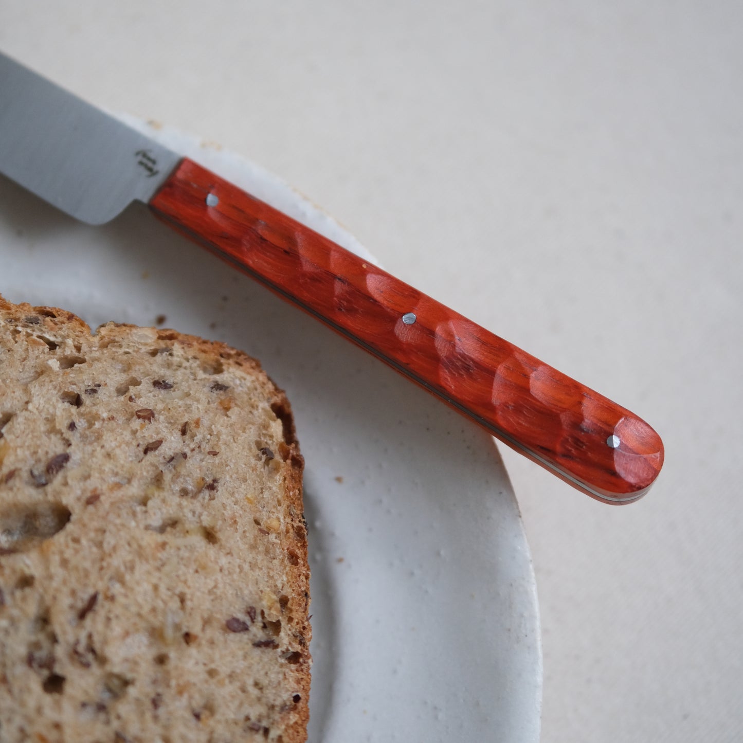 BOTO • COUTEAU À BEURRE PADOUK TEXTURÉ