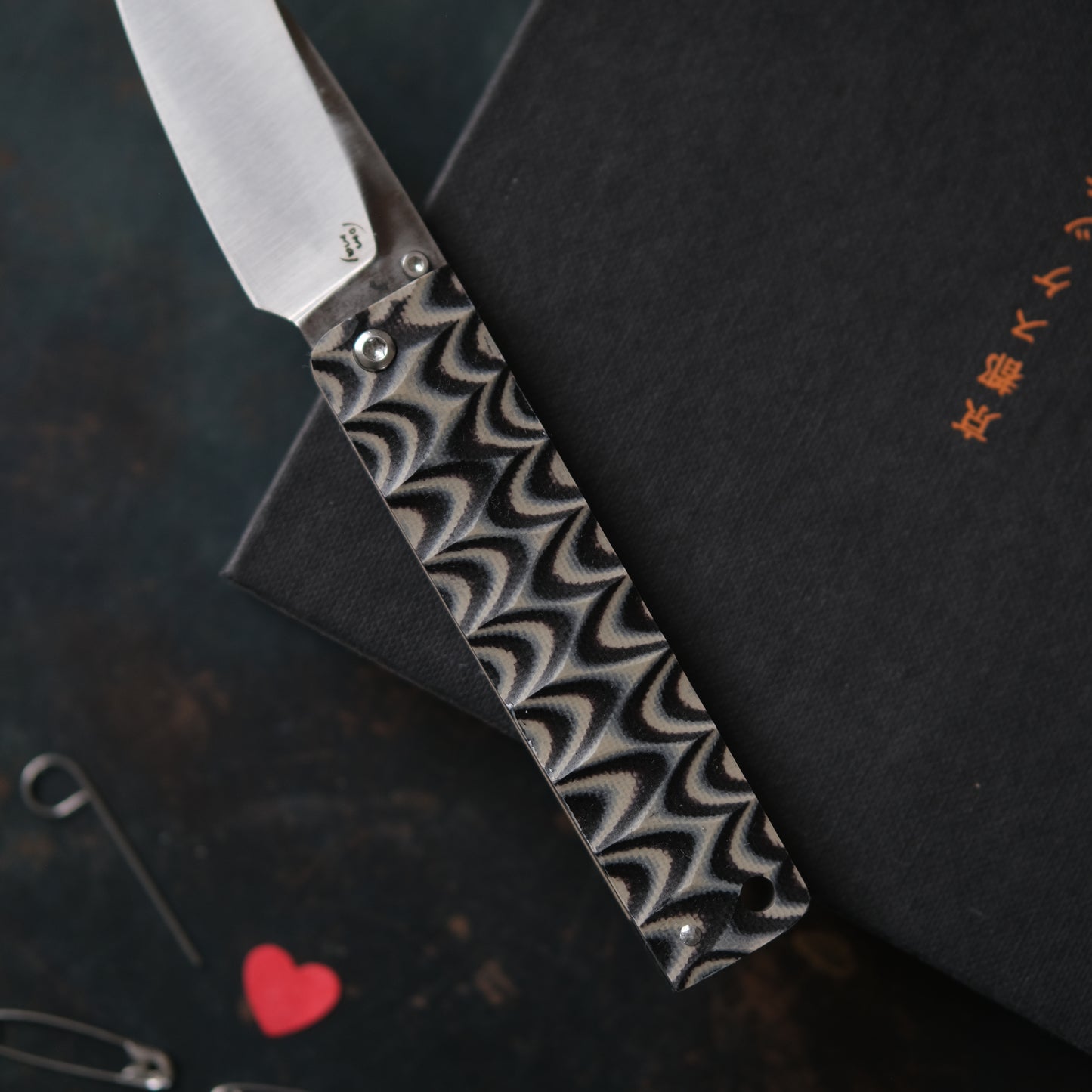 YOBO • COUTEAU PLIANT NOIR MARBRÉ BEIGE