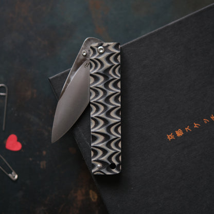 YOBO • COUTEAU PLIANT NOIR MARBRÉ BEIGE