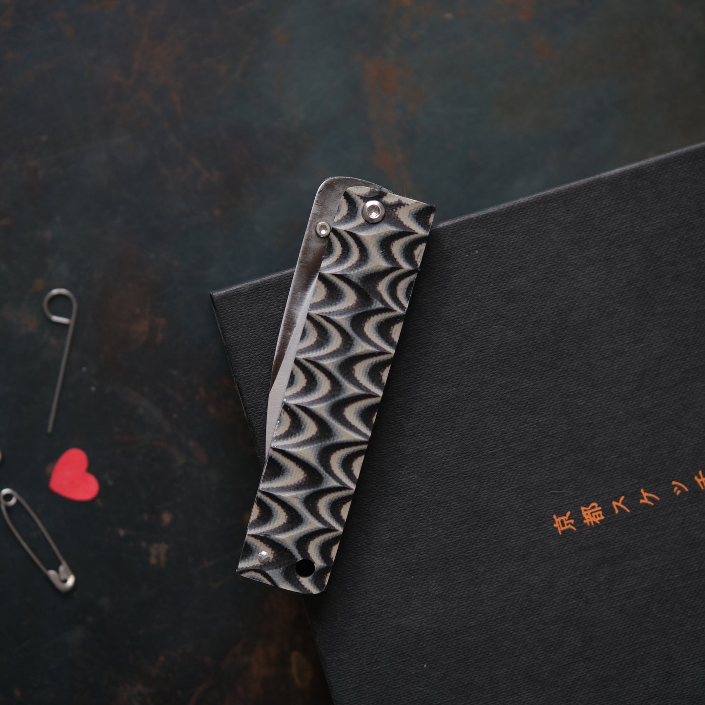 YOBO • COUTEAU PLIANT NOIR MARBRÉ BEIGE