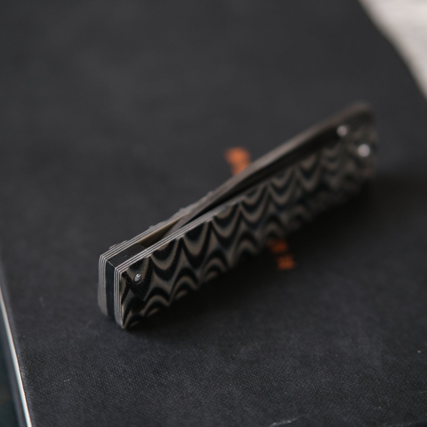 YOBO • COUTEAU PLIANT NOIR MARBRÉ BEIGE