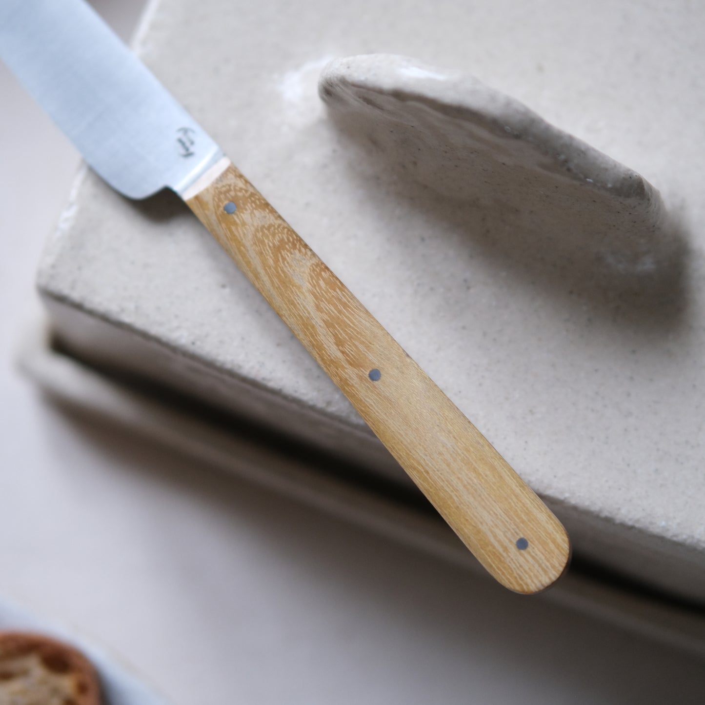 BOTO • COUTEAU À BEURRE ACACIA