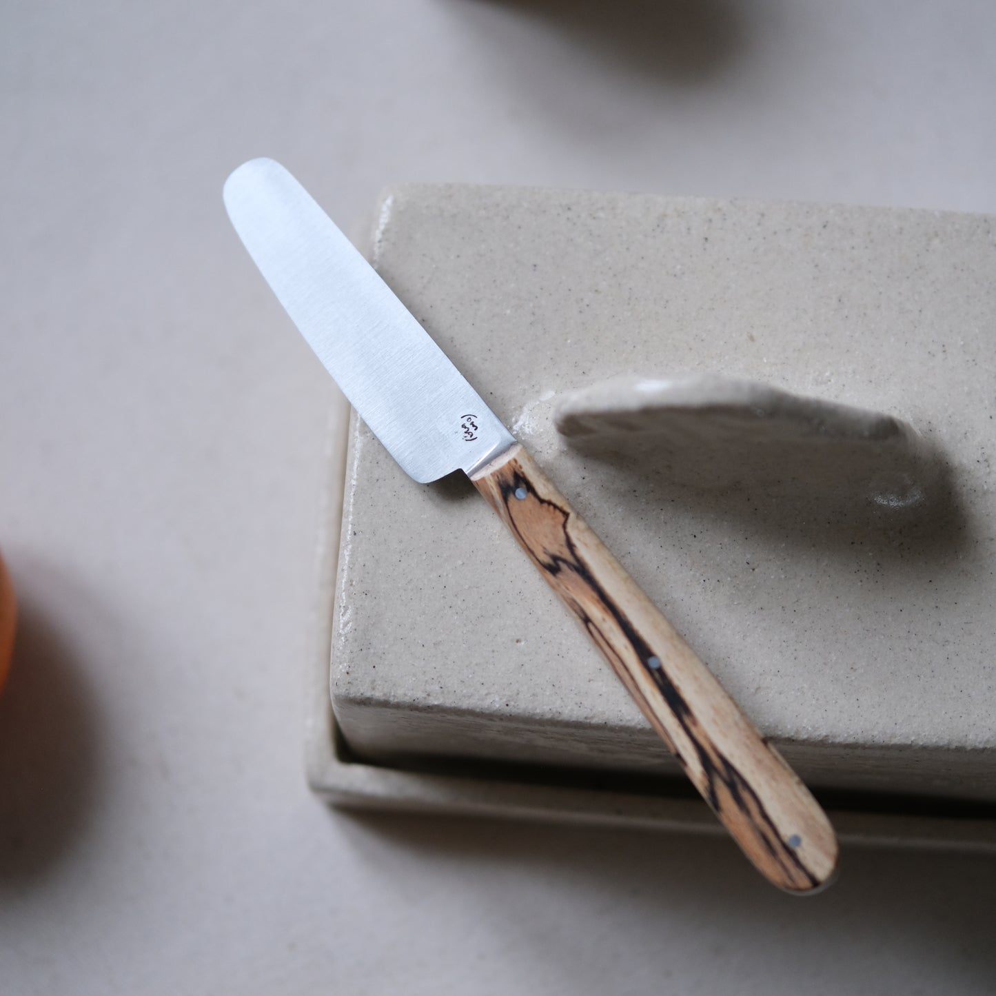 BOTO • COUTEAU À BEURRE HÊTRE ÉCHAUFFÉ