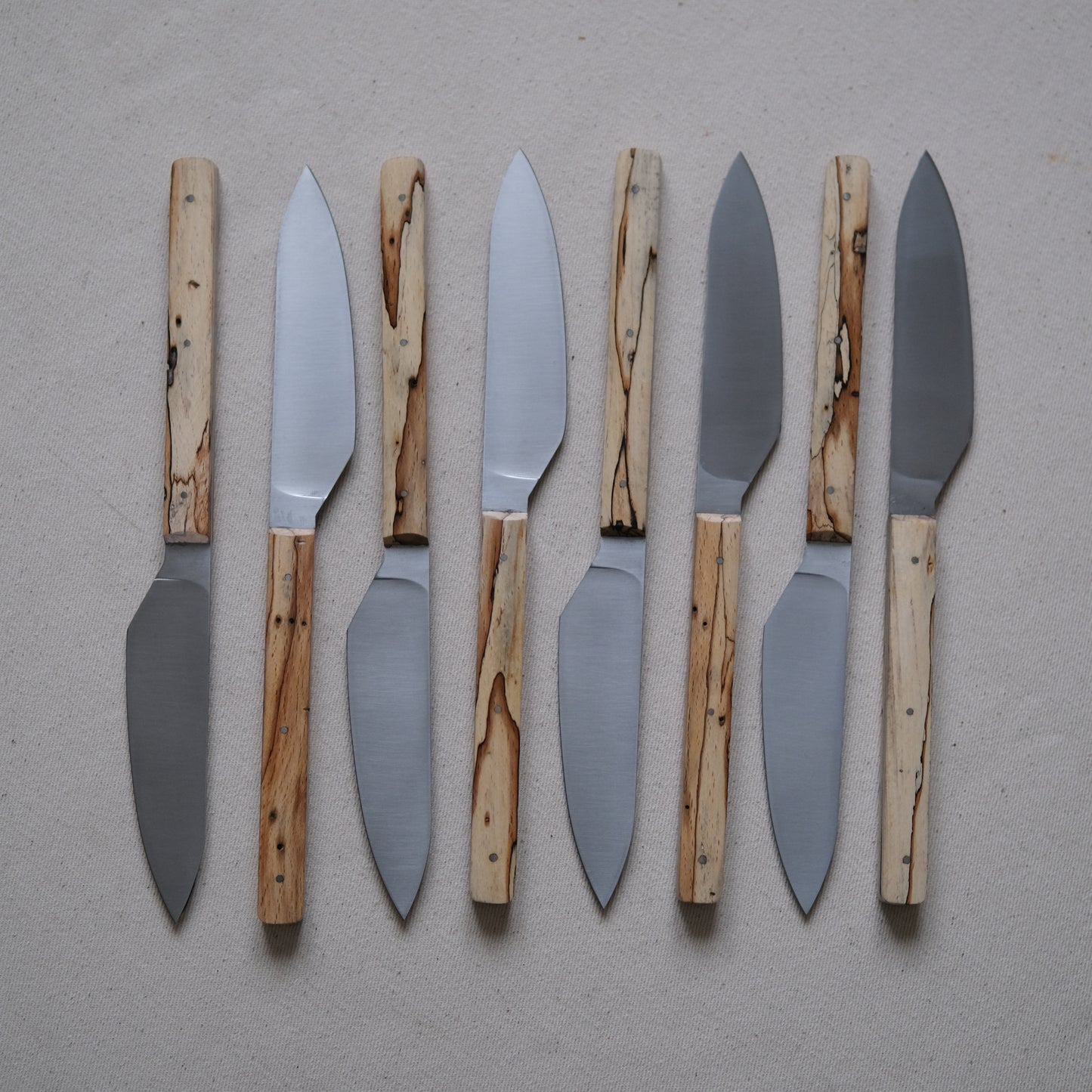 SIKSA • COFFRET DE COUTEAUX DE TABLE HÊTRE ÉCHAUFFÉ [PRÉ-COMMANDE]