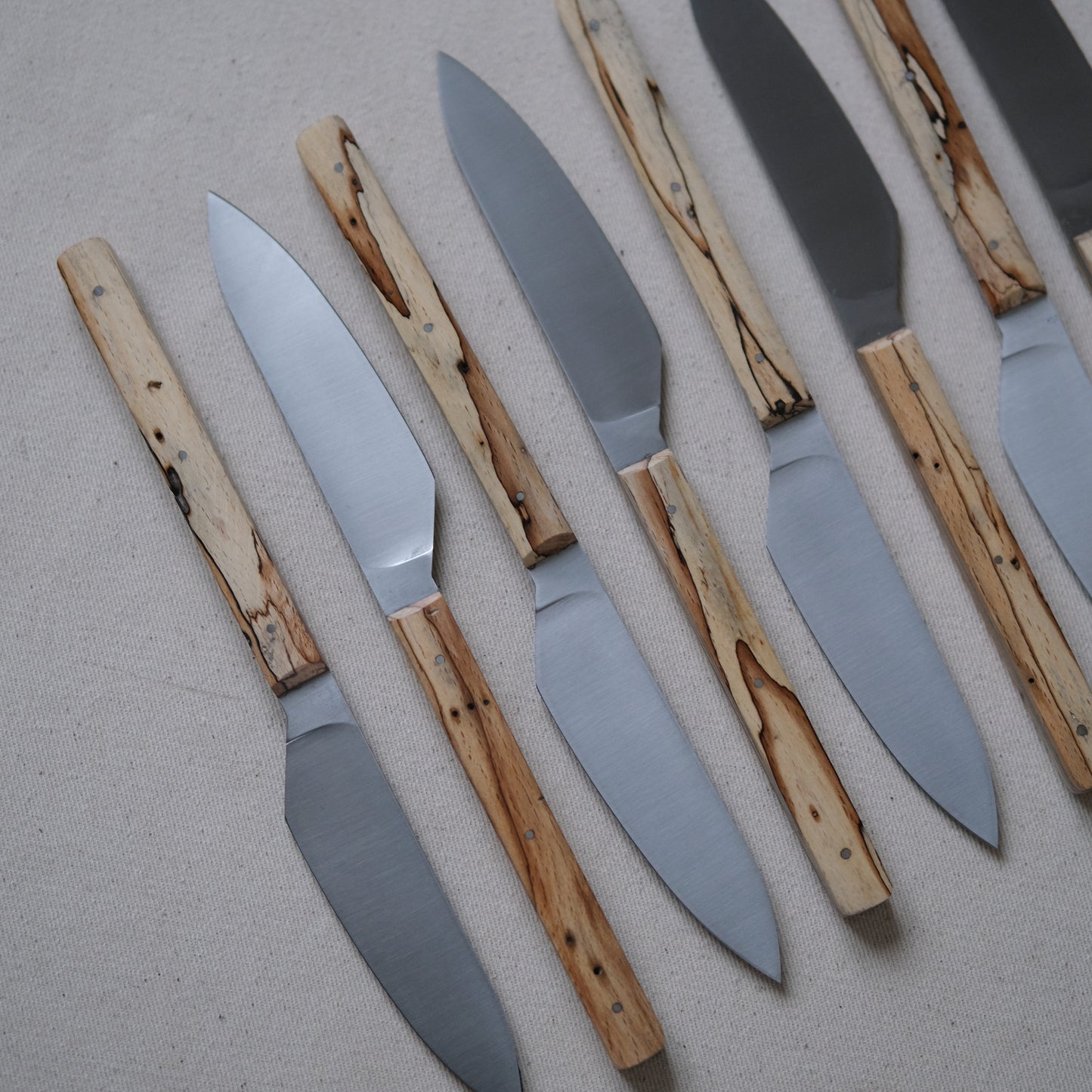 SIKSA • COFFRET DE COUTEAUX DE TABLE HÊTRE ÉCHAUFFÉ [PRÉ-COMMANDE]