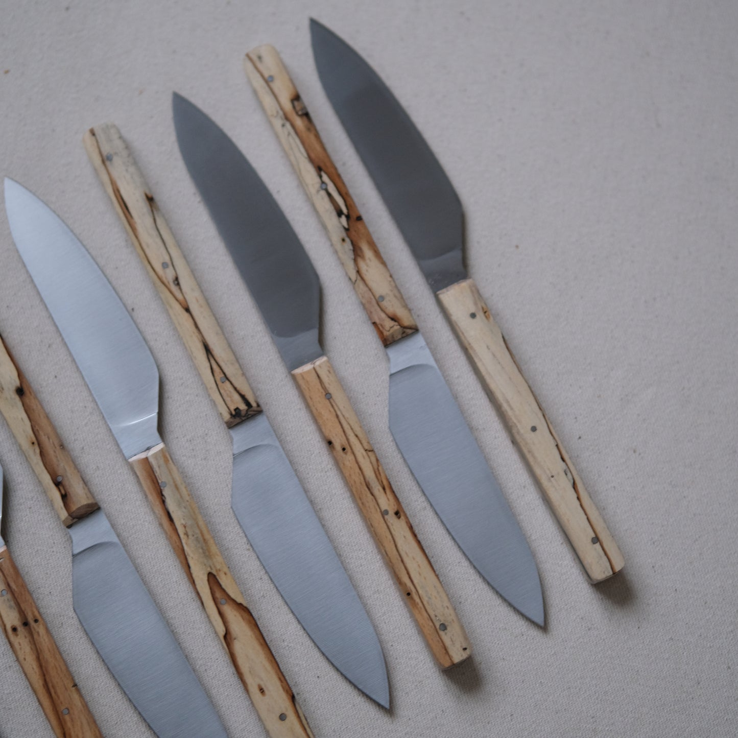 SIKSA • COFFRET DE COUTEAUX DE TABLE HÊTRE ÉCHAUFFÉ [PRÉ-COMMANDE]