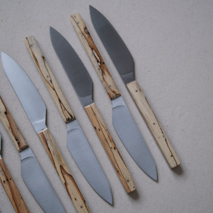 SIKSA • COFFRET DE COUTEAUX DE TABLE HÊTRE ÉCHAUFFÉ [PRÉ-COMMANDE]