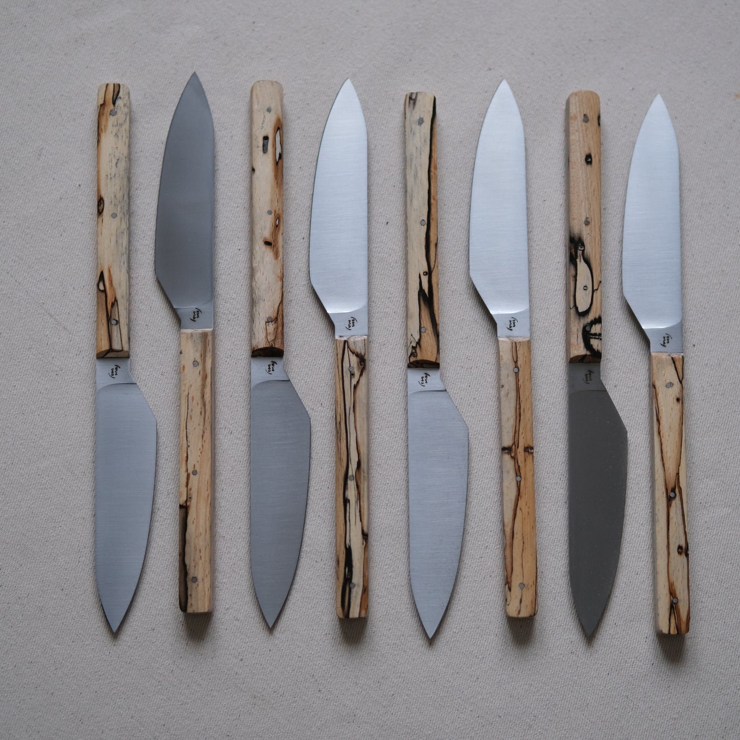 SIKSA • COFFRET DE COUTEAUX DE TABLE HÊTRE ÉCHAUFFÉ [PRÉ-COMMANDE]