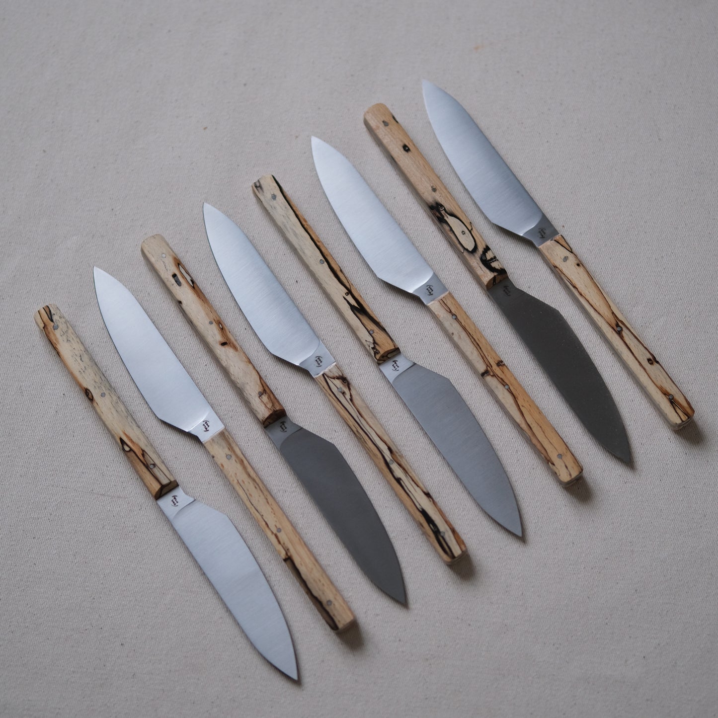 SIKSA • COFFRET DE COUTEAUX DE TABLE HÊTRE ÉCHAUFFÉ [PRÉ-COMMANDE]