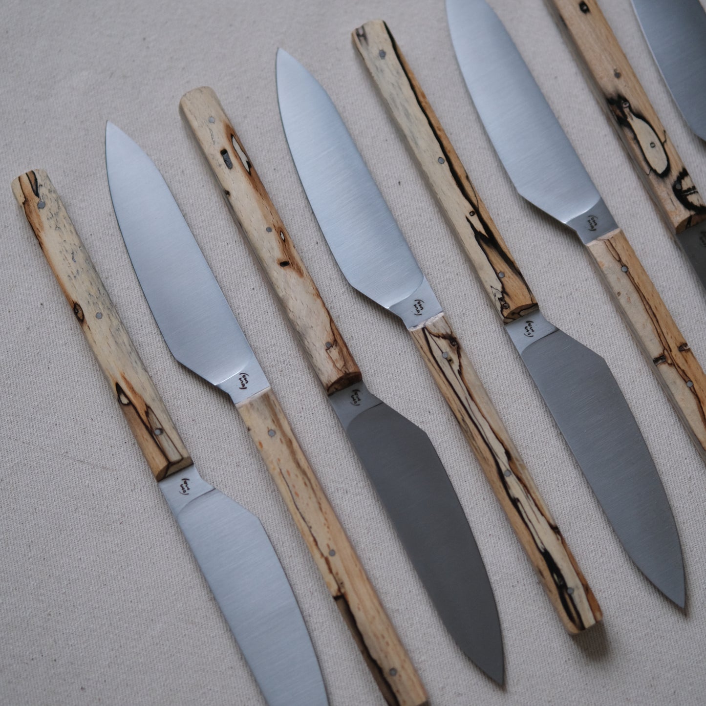 SIKSA • COFFRET DE COUTEAUX DE TABLE HÊTRE ÉCHAUFFÉ [PRÉ-COMMANDE]