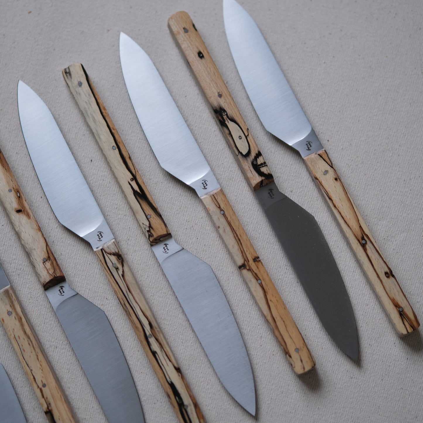 SIKSA • COFFRET DE COUTEAUX DE TABLE HÊTRE ÉCHAUFFÉ [PRÉ-COMMANDE]