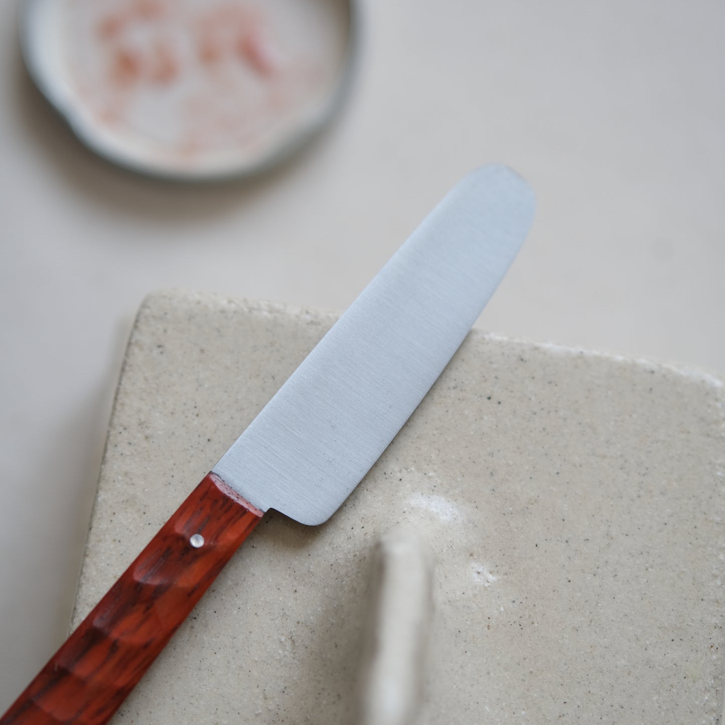 BOTO • COUTEAU À BEURRE PADOUK TEXTURÉ