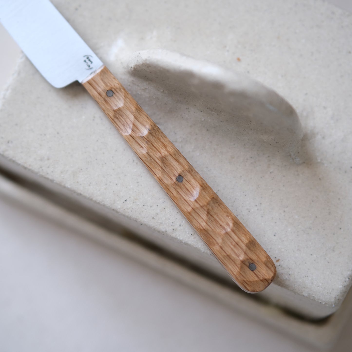 BOTO • COUTEAU À BEURRE CHÊNE TEXTURÉ