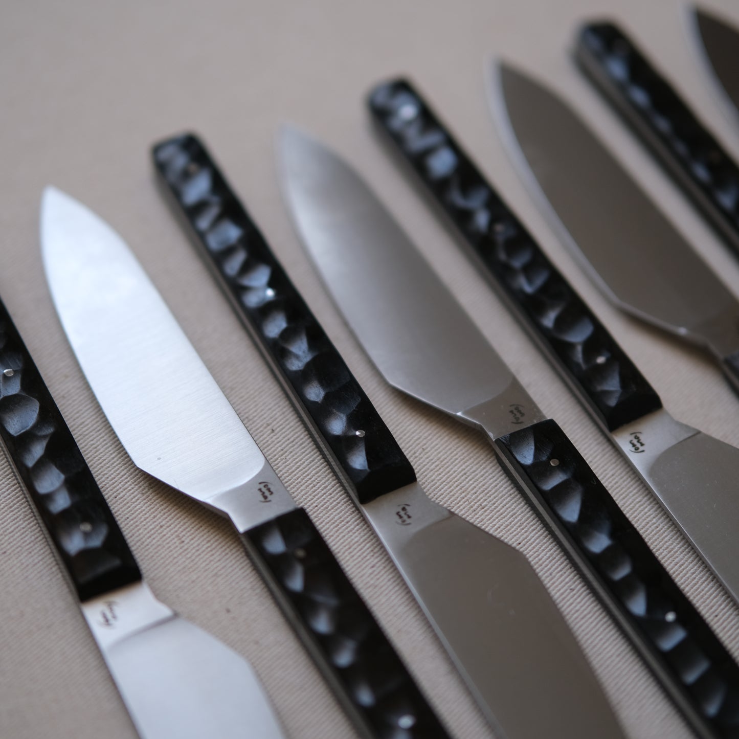 SIKSA • COUTEAU DE TABLE ÉBÈNE TEXTURÉ