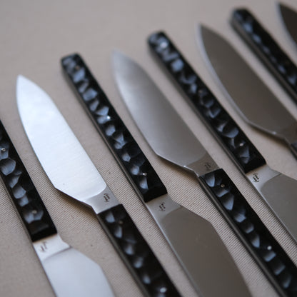 SIKSA • COUTEAU DE TABLE ÉBÈNE TEXTURÉ