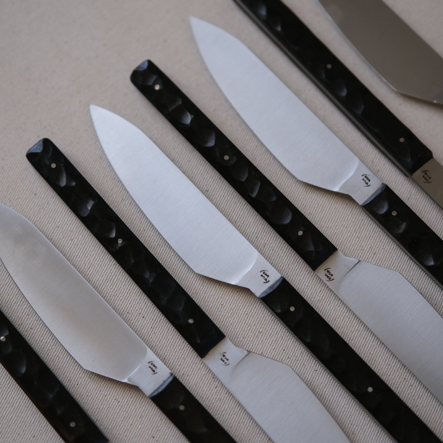 SIKSA • COUTEAU DE TABLE ÉBÈNE TEXTURÉ