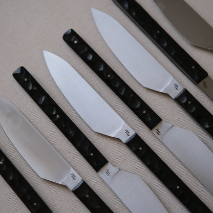 SIKSA • COUTEAU DE TABLE ÉBÈNE TEXTURÉ