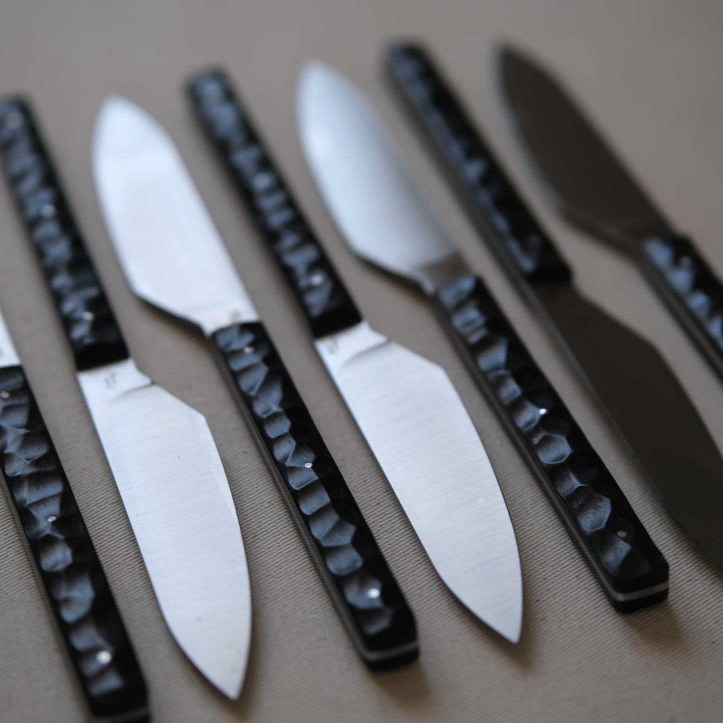 SIKSA • COUTEAU DE TABLE ÉBÈNE TEXTURÉ